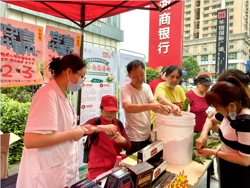 致敬最美志愿者 携手奋力强省会——ok138太阳集团中医馆举行端午学雷锋志愿服务活动